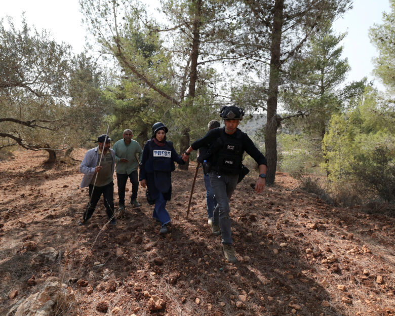 Δυτική Όχθη: Ισραηλινοί έποικοι επιτέθηκαν σε Παλαιστίνιους και δημοσιογράφους κατά τη συγκομιδή ελιών