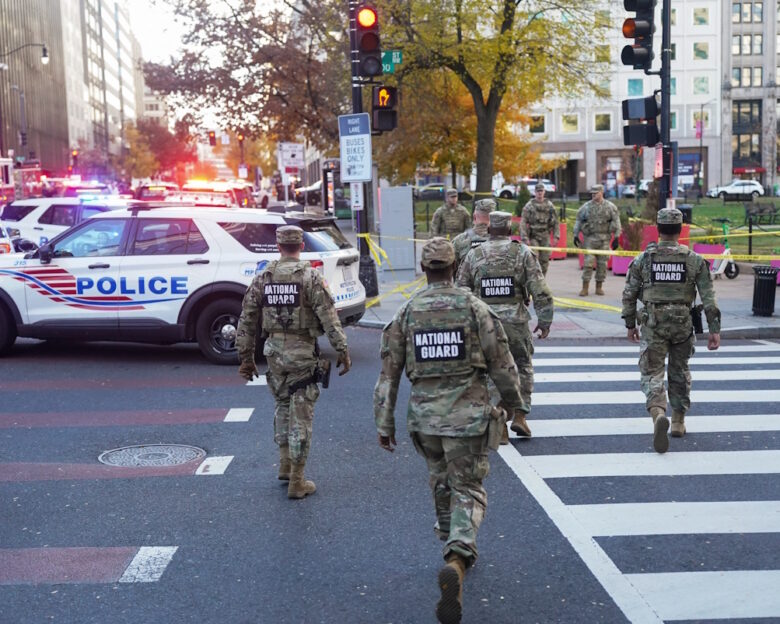 Lockdown στον Λευκό Οίκο: Δύο τραυματίες από πυροβολισμούς σε στρατιώτες της Εθνοφρουράς – «Το ζώο που άνοιξε πυρ θα το πληρώσει ακριβά» λέει ο Τραμπ
