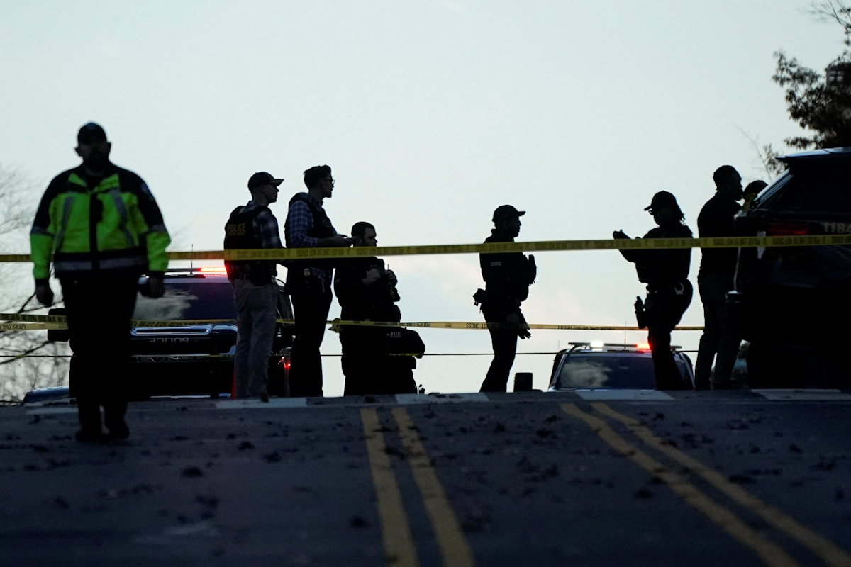 Μέλη των δυνάμεων ασφαλείας συγκεντρώνονται σε μια περιφραγμένη περιοχή, μετά από αναφορές ότι δύο μέλη της Εθνικής Φρουράς πυροβολήθηκαν κοντά στο Λευκό Οίκο στην Ουάσινγκτον.