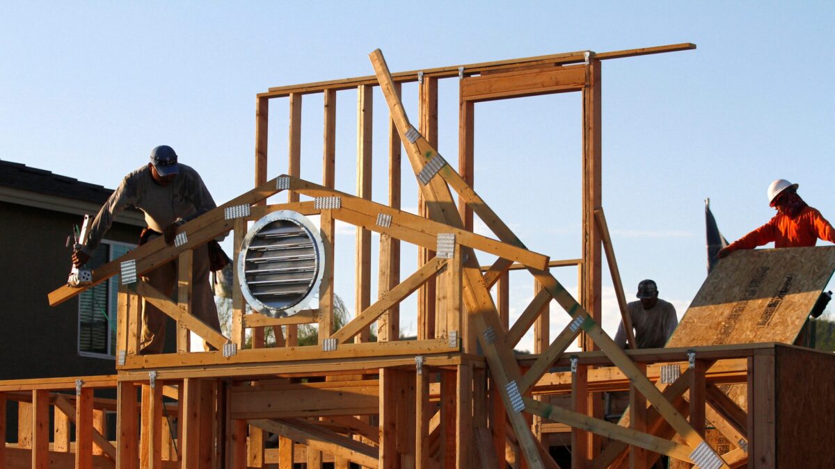 Εργάτες κατασκευάζουν την οροφή ενός σπιτιού