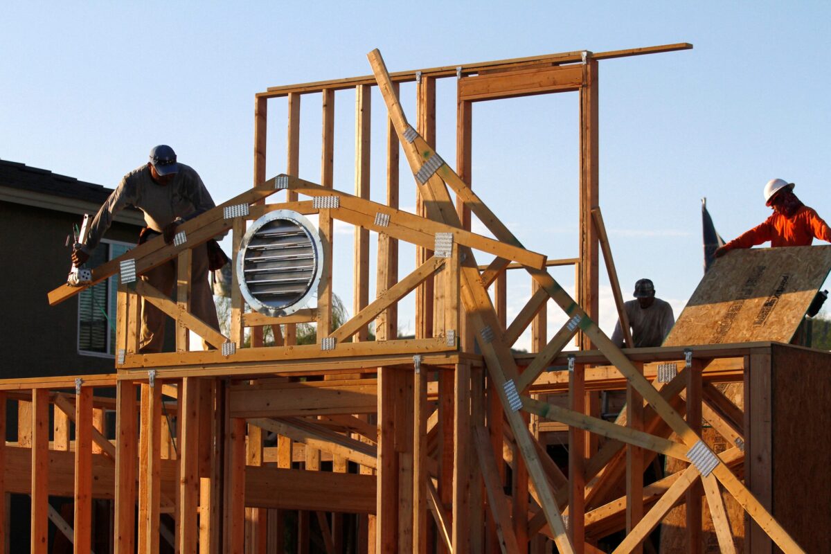 Εργάτες κατασκευάζουν την οροφή ενός σπιτιού