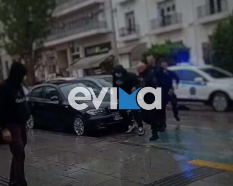 Χαλκίδα: Ένταση έξω από τα δικαστήρια κατά την απολογία των 4 συλληφθέντων – «Δολοφόνοι» φώναζε φίλος του 20χρονου