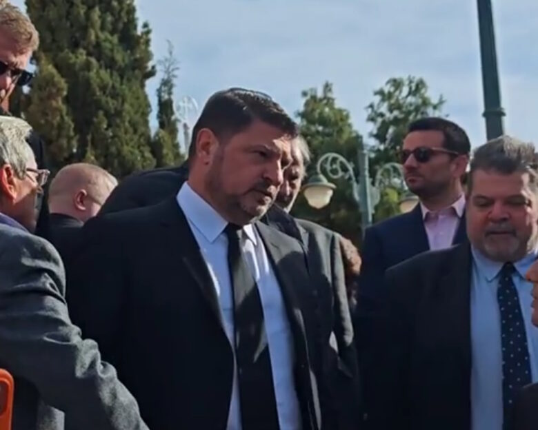 Νίκος Χαρδαλιάς: Συντετριμμένος στην κηδεία του πατέρα του – Πλήθος κόσμου για το τελευταίο «αντίο»