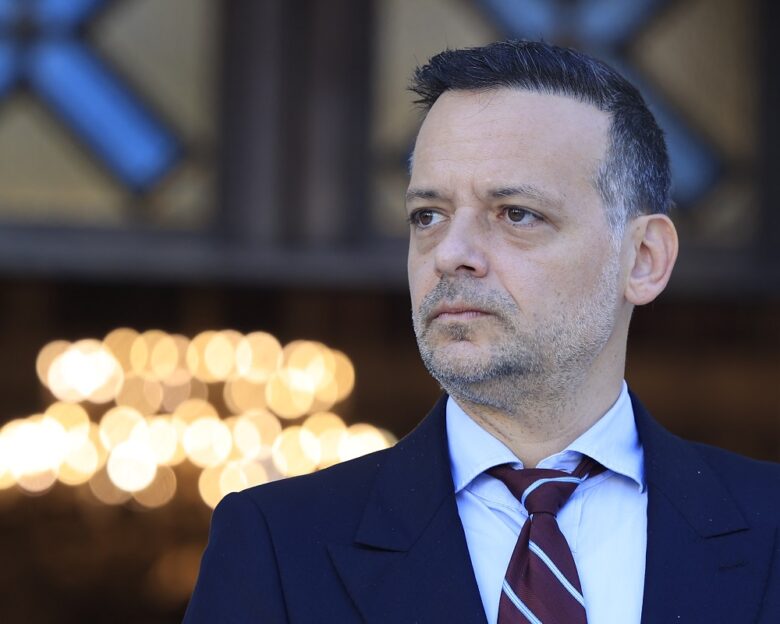 Σκληρή απάντηση του υπουργείου Ανάπτυξης στον Χάρη Δούκα για τα πατίνια: Να συνειδητοποιήσει ότι είναι Δήμαρχος Αθηναίων