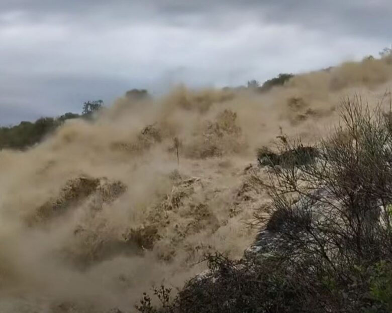 Κακοκαιρία Adel: Φούσκωσε ρέμα στην Αμφιλοχία και κατεβαίνει χείμαρρος στον Αμβρακικό – Δείτε βίντεο