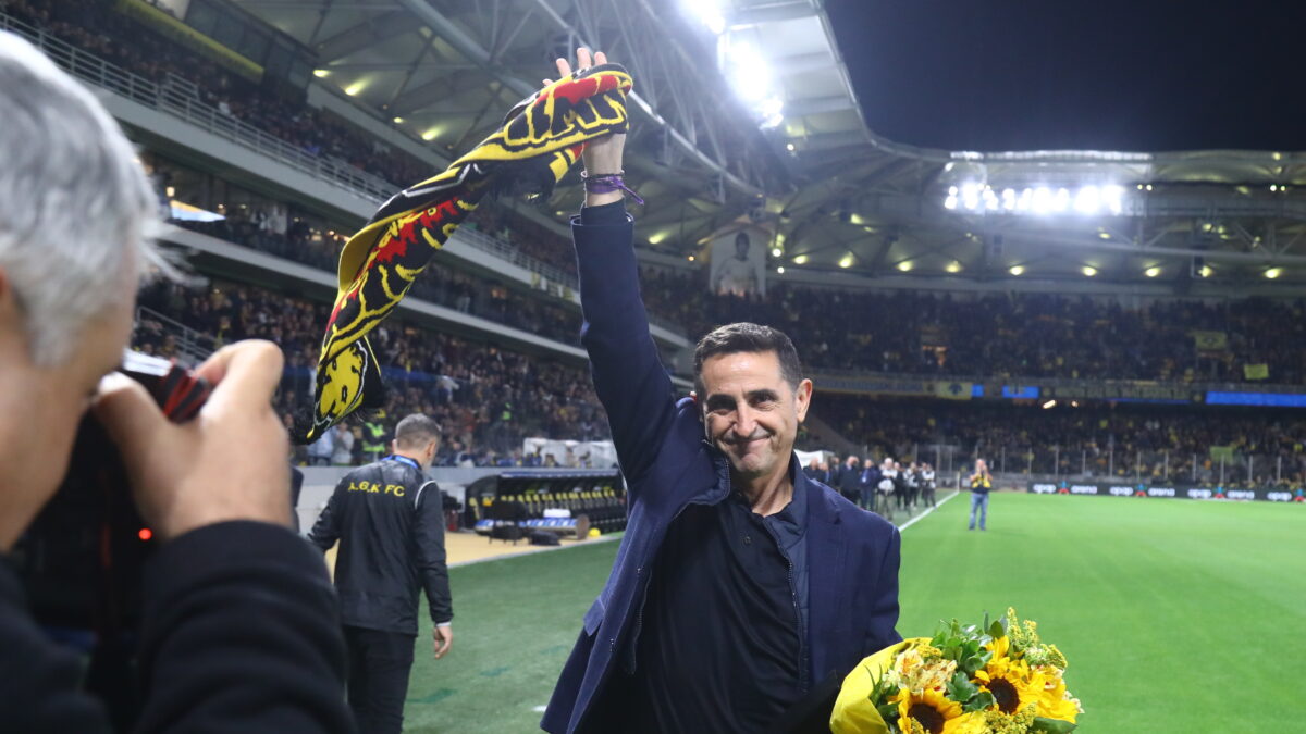 Ο Χιμένεθ με το κασκόλ της ΑΕΚ (ΜΑΡΚΟΣ ΧΟΥΖΟΥΡΗΣ