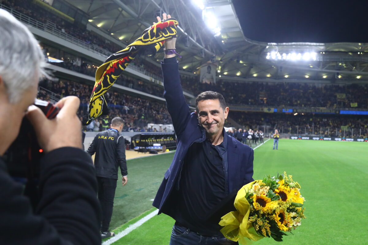 Ο Χιμένεθ με το κασκόλ της ΑΕΚ (ΜΑΡΚΟΣ ΧΟΥΖΟΥΡΗΣ