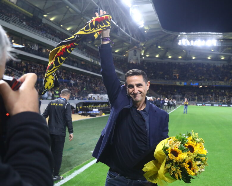 Άρης: Σε δύσκολη θέση ο Μανόλο Χιμένεθ μετά την ήττα αλλά και την αντίδραση στη βράβευση από την ΑΕΚ