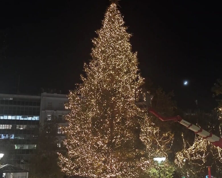 Χριστούγεννα 2025: Όλα έτοιμα για τη φωταγώγηση του δέντρου στο Σύνταγμα – Μπήκαν εκατοντάδες λαμπιόνια