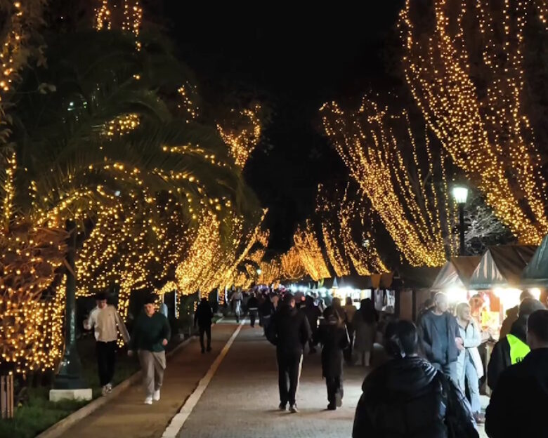 Άνοιξε τις πύλες του το Χριστουγεννιάτικο Χωριό στο Πεδίον του Άρεως – Η συγκίνηση του Νίκου Χαρδαλιά