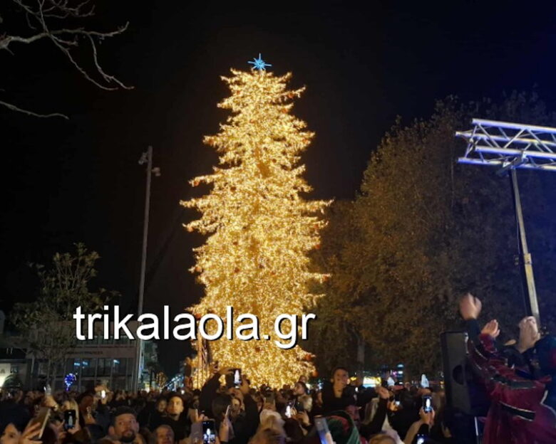 Τα Τρίκαλα σε γιορτινό κλίμα: Πυροτεχνήματα και πλήθος κόσμου στην γιορτή φωταγώγησης του χριστουγεννιάτικου δέντρου