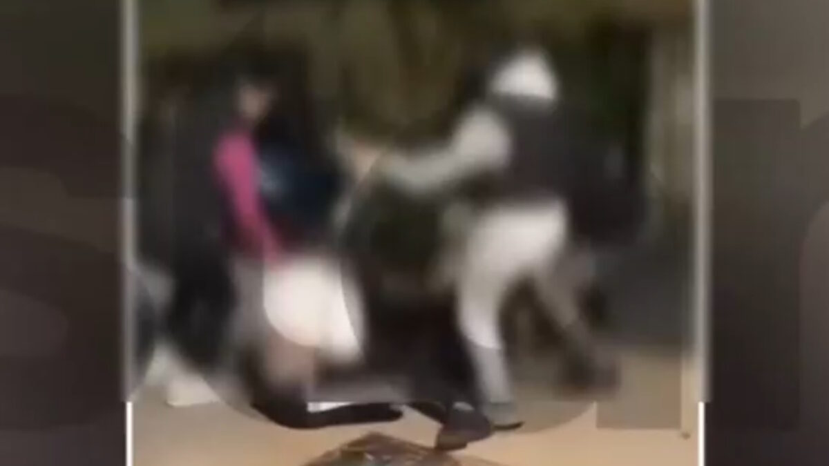 Εικόνες από τον άγριο ξυλοδαρμό έφηβης – Την χτυπούν στο κεφάλι και την κλωτσάνε με μανία