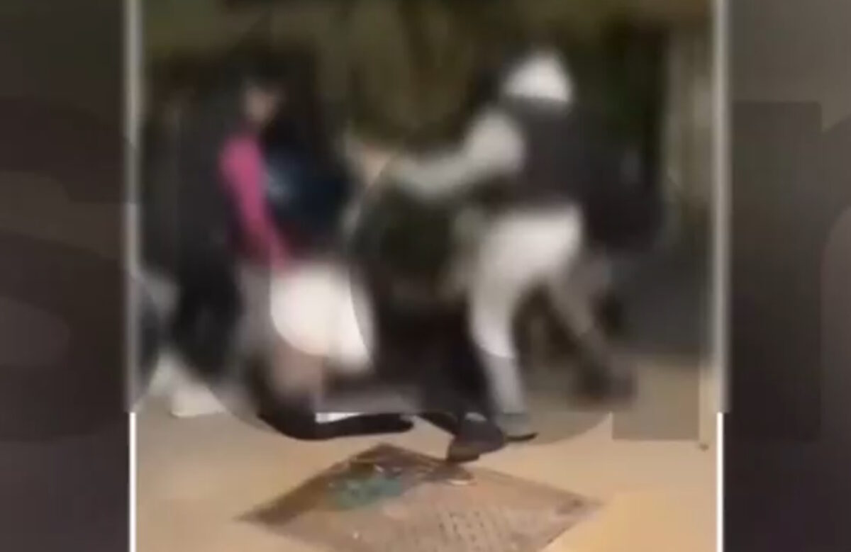 Εικόνες από τον άγριο ξυλοδαρμό έφηβης – Την χτυπούν στο κεφάλι και την κλωτσάνε με μανία