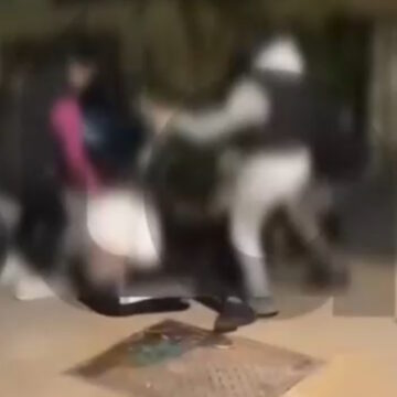 Εικόνες από τον άγριο ξυλοδαρμό έφηβης – Την χτυπούν στο κεφάλι και την κλωτσάνε με μανία