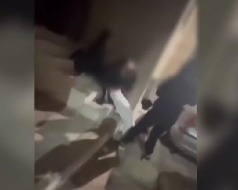 Περιστέρι: Βίντεο ντοκουμέντο με τον άγριο ξυλοδαρμό 13χρονης από συνομήλική της – «Την κλωτσούσαν και την έφτυσαν» λέει η μητέρα της