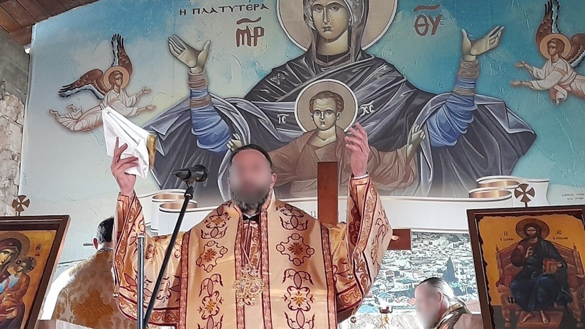 Η μυστηριώδης νοσοκόμα που φόρεσε τα ράσα και ο τσακωμός του ρασοφόρου youtuber για τη «μαιμού» χειροτονία