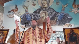 Η μυστηριώδης νοσοκόμα που φόρεσε τα ράσα και ο τσακωμός του ρασοφόρου youtuber για τη «μαιμού» χειροτονία