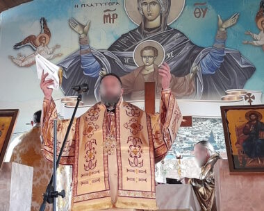 Η μυστηριώδης νοσοκόμα που φόρεσε τα ράσα και ο τσακωμός του ρασοφόρου youtuber για τη «μαιμού» χειροτονία