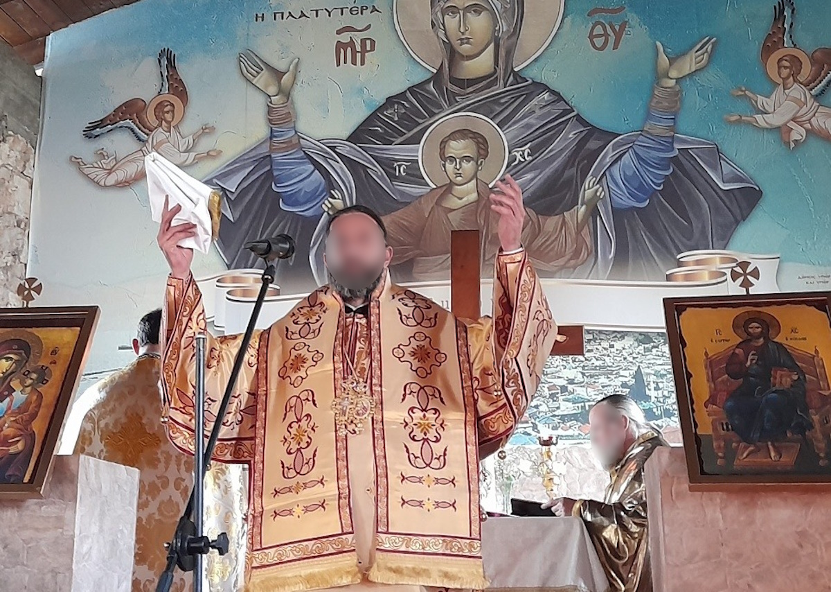 Η μυστηριώδης νοσοκόμα που φόρεσε τα ράσα και ο τσακωμός του ρασοφόρου youtuber για τη «μαιμού» χειροτονία