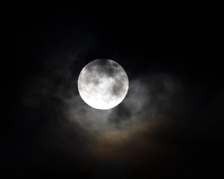 Το βράδυ της Τετάρτης η μεγαλύτερη υπερπανσέληνος της χρονιάς – Γιατί ονομάζεται «Φεγγάρι του Κάστορα»