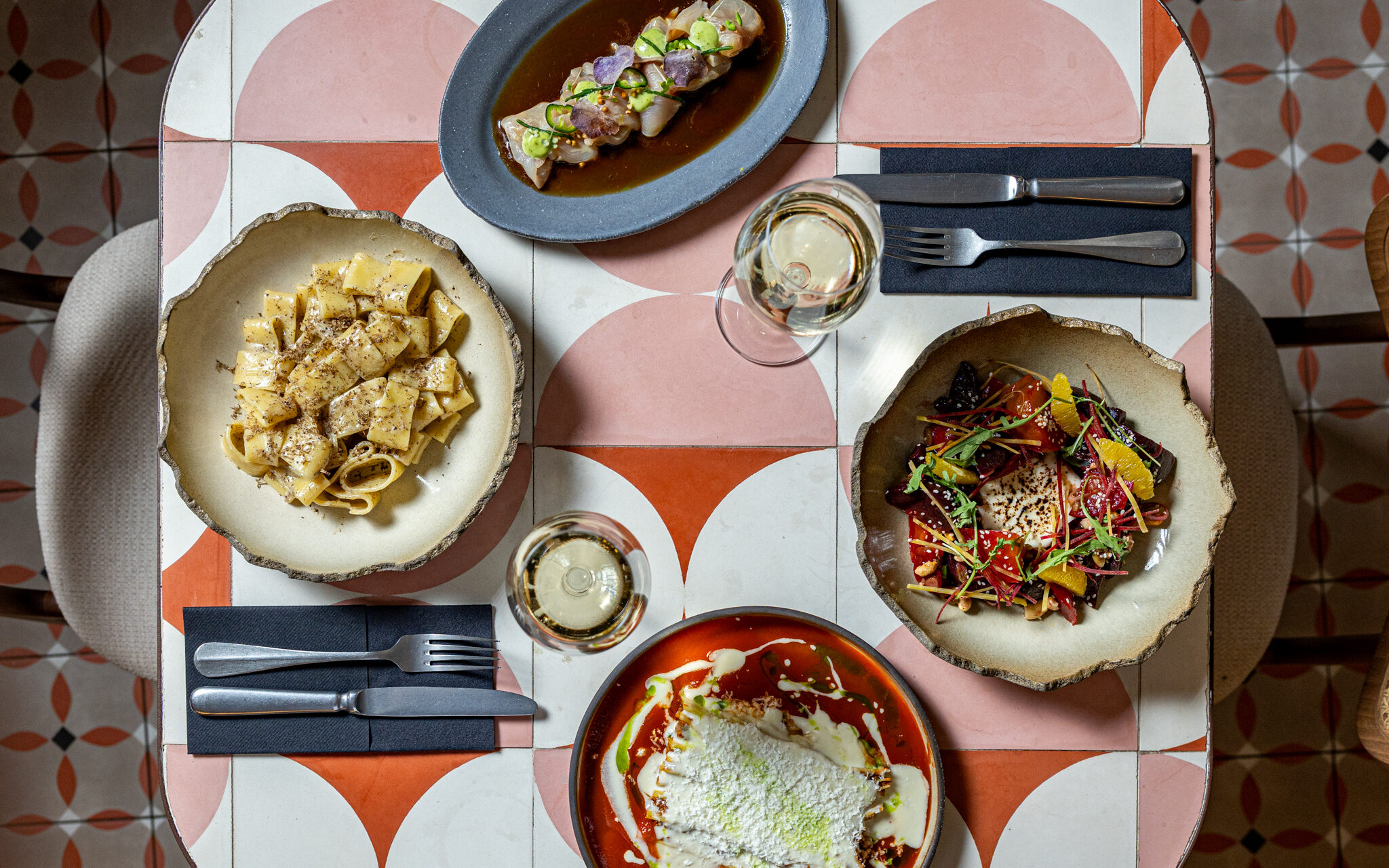 Yphès: Ένα ήσυχο και γεμάτο γεύση spot στην «καρδιά» της Αθήνας