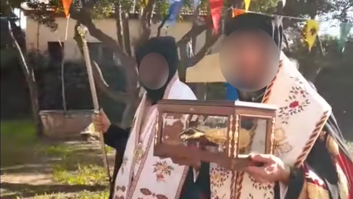 Ο 46χρονος ρασοφόρος με τα "λείψανα" του Αγίου Παρθενίου