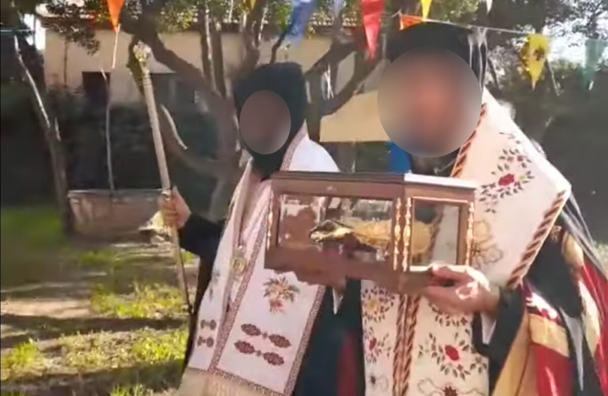 Ο 46χρονος ρασοφόρος με τα "λείψανα" του Αγίου Παρθενίου