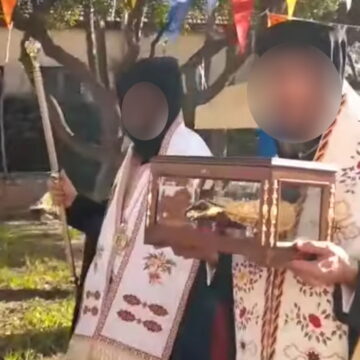 Ο 46χρονος ρασοφόρος με τα "λείψανα" του Αγίου Παρθενίου