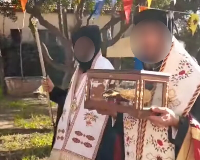 Στη γύρα είχε βγάλει ο ρασοφόρος youtuber τα «λείψανα» του Αγίου Παρθενίου – Τα πήγαινε ακόμα και σε σπίτια αρρώστων για να προσευχηθούν