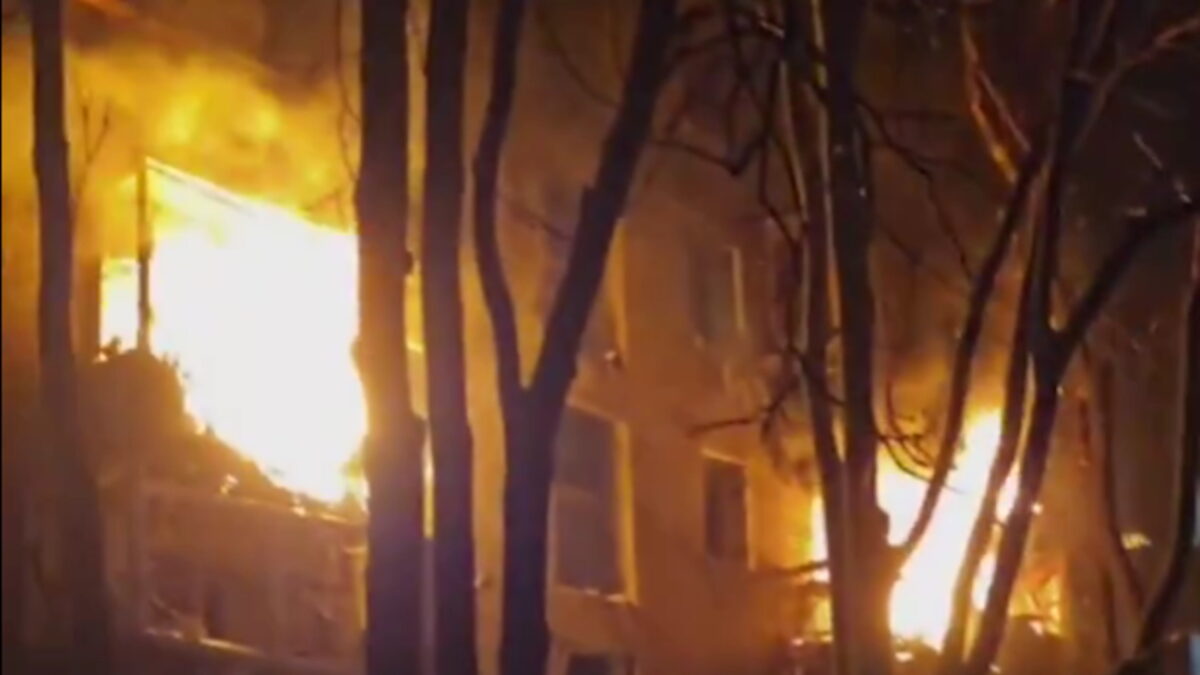 Στις φλόγες κτίριο στη Ζαπορίζια