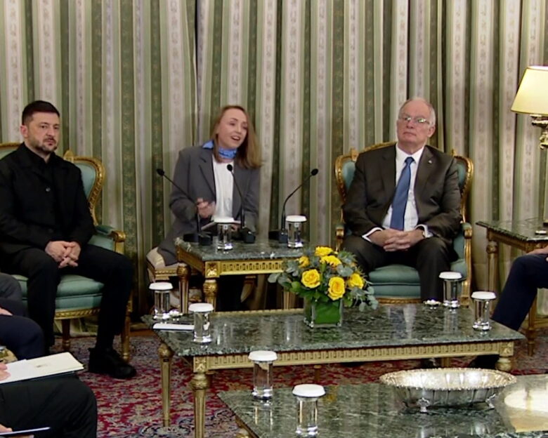 Ο Βολοντίμιρ Ζελένσκι έφτασε στην Αθήνα: Στο Προεδρικό για να συναντηθεί με τον Κωνσταντίνο Τασούλα, στις 13:45 η συνάντηση με τον Κυριάκο Μητσοτάκη
