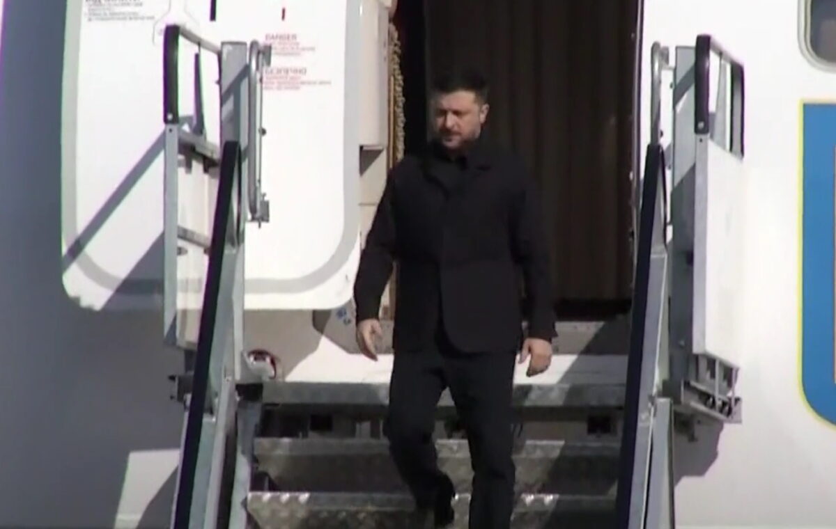 Ο Βολοντίμιρ Ζελένσκι έφτασε στην Αθήνα: Στο Προεδρικό για να συναντηθεί με τον Κωνσταντίνο Τασούλα, στις 13:45 η συνάντηση με τον Κυριάκο Μητσοτάκη