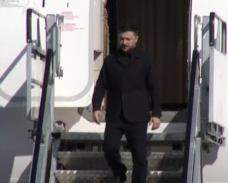 Ο Βολοντίμιρ Ζελένσκι έφτασε στην Αθήνα: Στο Προεδρικό για να συναντηθεί με τον Κωνσταντίνο Τασούλα, στις 13:45 η συνάντηση με τον Κυριάκο Μητσοτάκη