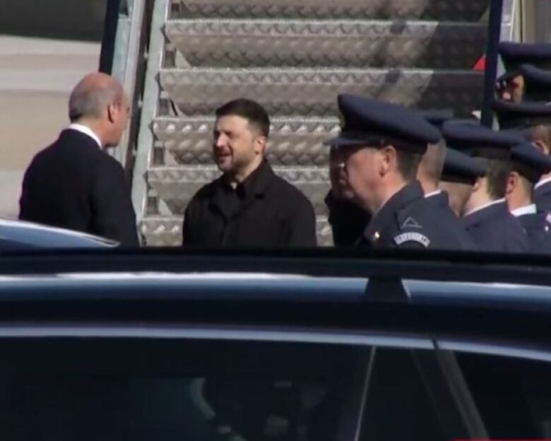 Ο Βολοντίμιρ Ζελένσκι έφτασε στην Αθήνα: Στο Προεδρικό για να συναντηθεί με τον Κωνσταντίνο Τασούλα, στις 13:45 η συνάντηση με τον Κυριάκο Μητσοτάκη