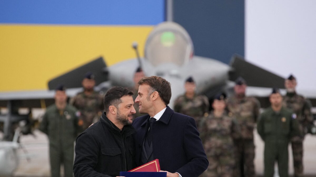 Μακρόν και Ζελένσκι υπέγραψαν για την προμήθεια περίπου 100 Rafale στην Ουκρανία