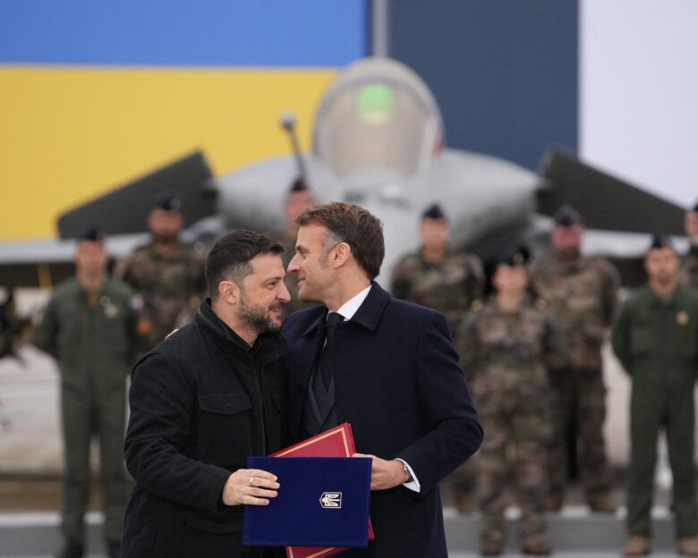 Συνολικά 7 με 8 δισ. ευρώ θα πληρώσει ο Ζελένσκι στον Μακρόν για τα 100 Rafale – Πότε θα τα παραλάβει