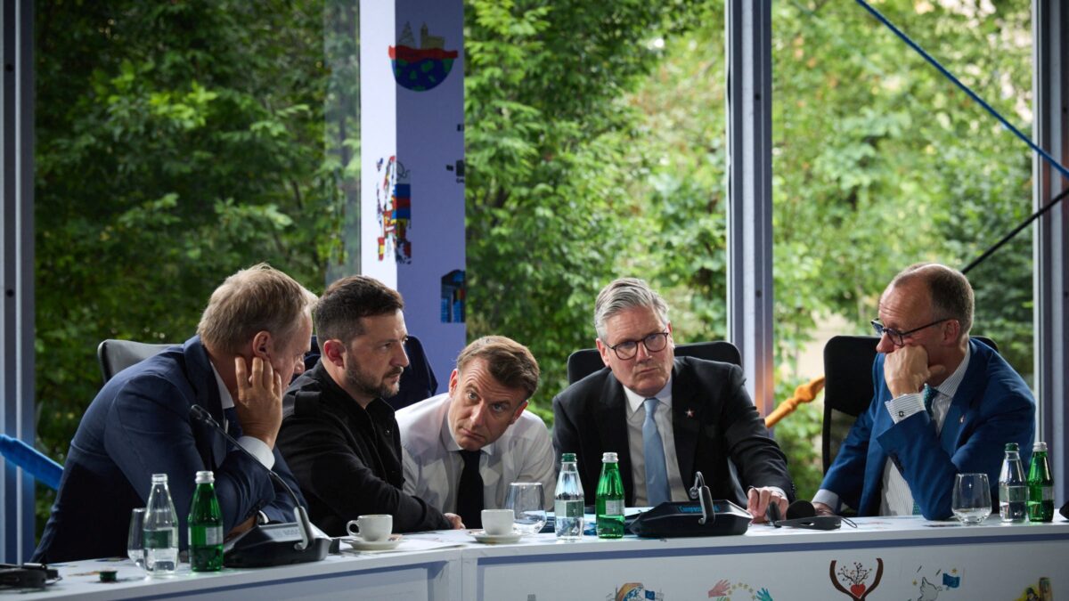 Ο Πρωθυπουργός της Πολωνίας Ντόναλντ Τουσκ, ο Ουκρανός Πρόεδρος Βολοντίμιρ Ζελένσκι, ο Γάλλος Πρόεδρος Εμανουέλ Μακρόν, ο Βρετανός Πρωθυπουργός Κιρ Στάρμερ και ο Γερμανός Καγκελάριος Φρίντριχ Μερτς