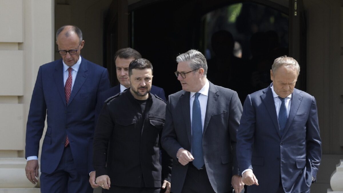 Ο Γερμανός καγκελάριος Φρίντριχ Μερτς, ο Γάλλος πρόεδρος Εμανουέλ Μακρόν, ο Ουκρανός πρόεδρος Βολοντίμιρ Ζελένσκι, ο Βρετανός πρωθυπουργός Κίρ Σταρμερ και ο Πολωνός πρωθυπουργός Ντόναλντ Τουσκ