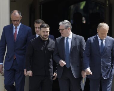 Ο Γερμανός καγκελάριος Φρίντριχ Μερτς, ο Γάλλος πρόεδρος Εμανουέλ Μακρόν, ο Ουκρανός πρόεδρος Βολοντίμιρ Ζελένσκι, ο Βρετανός πρωθυπουργός Κίρ Σταρμερ και ο Πολωνός πρωθυπουργός Ντόναλντ Τουσκ