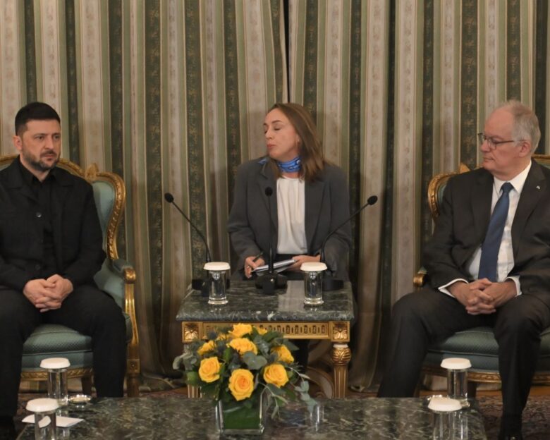 Ο Βολοντίμιρ Ζελένσκι έφτασε στην Αθήνα: Στο Προεδρικό για να συναντηθεί με τον Κωνσταντίνο Τασούλα, στις 13:45 η συνάντηση με τον Κυριάκο Μητσοτάκη