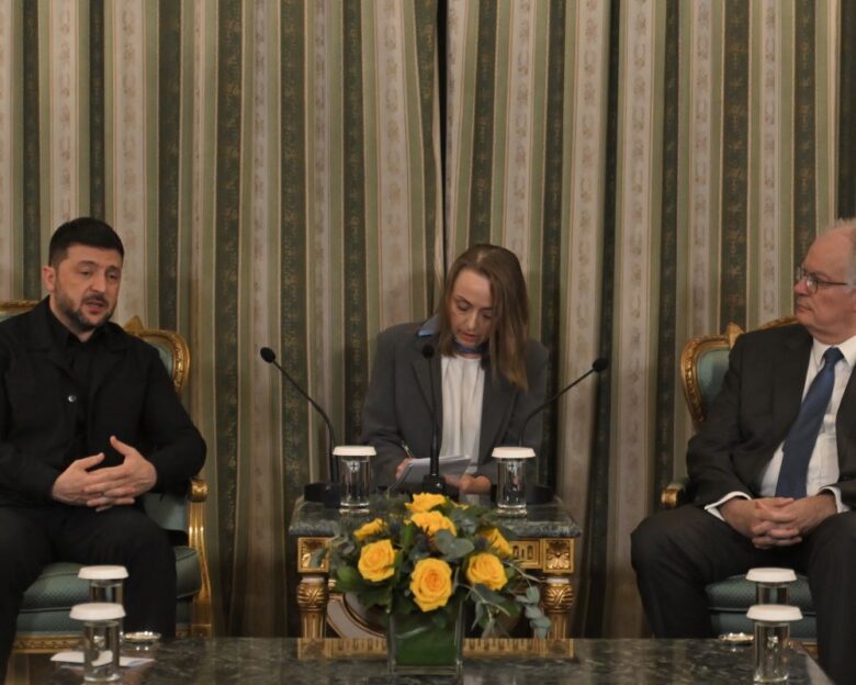 Ο Βολοντίμιρ Ζελένσκι έφτασε στην Αθήνα: Στο Προεδρικό για να συναντηθεί με τον Κωνσταντίνο Τασούλα, στις 13:45 η συνάντηση με τον Κυριάκο Μητσοτάκη