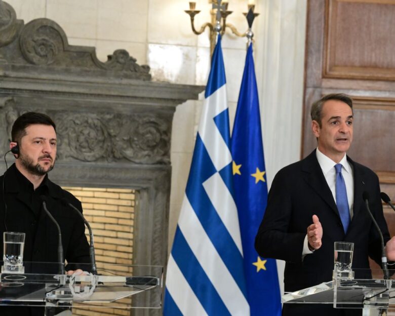 Ο Βολοντίμιρ Ζελένσκι στην Αθήνα: Η αγκαλιά με τον Κυριάκο Μητσοτάκη στο Μέγαρο Μαξίμου – Παρούσα η Κίμπερλι Γκιλφόιλ στην υπογραφή της ενεργειακής συμφωνίας Ελλάδας – Ουκρανίας