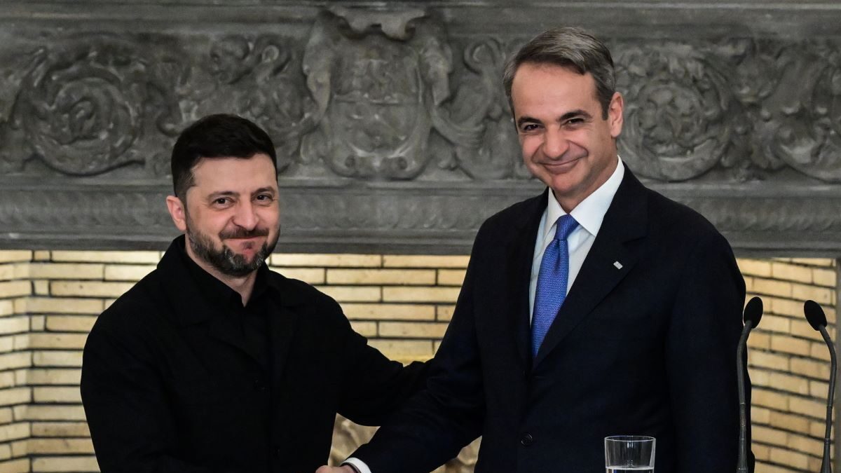Ο Βολοντίμιρ Ζελένσκι σε χειραψία με τον Κυριάκο Μητσοτάκη μετά τις κοινές τους δηλώσεις