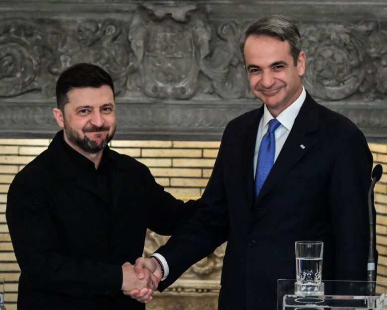 Ο Βολοντίμιρ Ζελένσκι στην Αθήνα: Η αγκαλιά με τον Κυριάκο Μητσοτάκη στο Μέγαρο Μαξίμου – Παρούσα η Κίμπερλι Γκιλφόιλ στην υπογραφή της ενεργειακής συμφωνίας Ελλάδας – Ουκρανίας