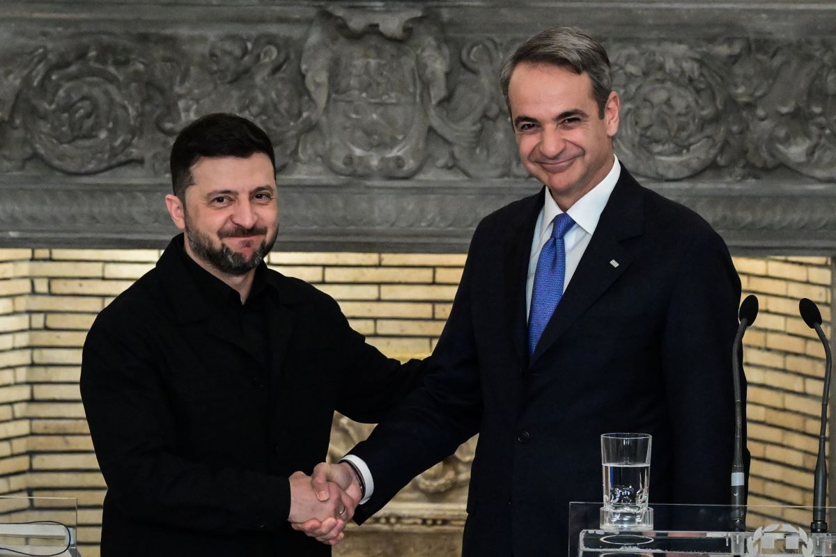 Ο Βολοντίμιρ Ζελένσκι σε χειραψία με τον Κυριάκο Μητσοτάκη μετά τις κοινές τους δηλώσεις