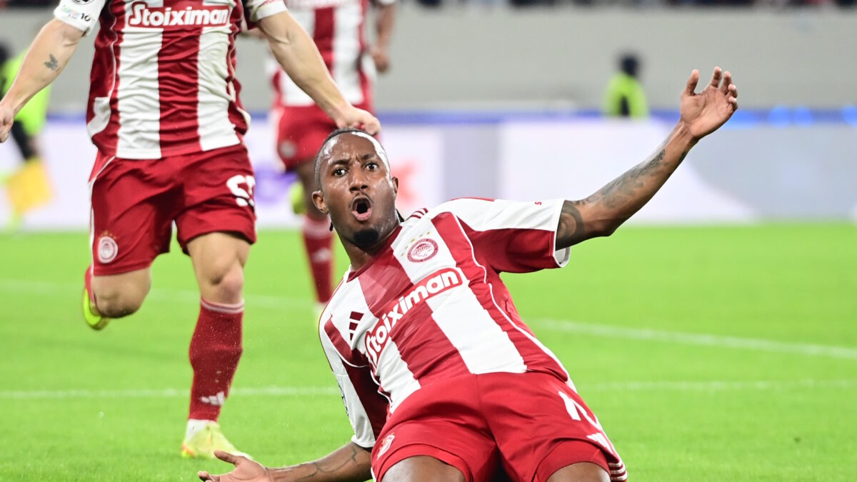 Ο Ζέλσον Μαρτίνς πανηγυρίζει το γκολ του