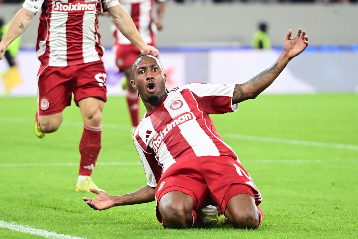 Ο Ζέλσον Μαρτίνς πανηγυρίζει το γκολ του