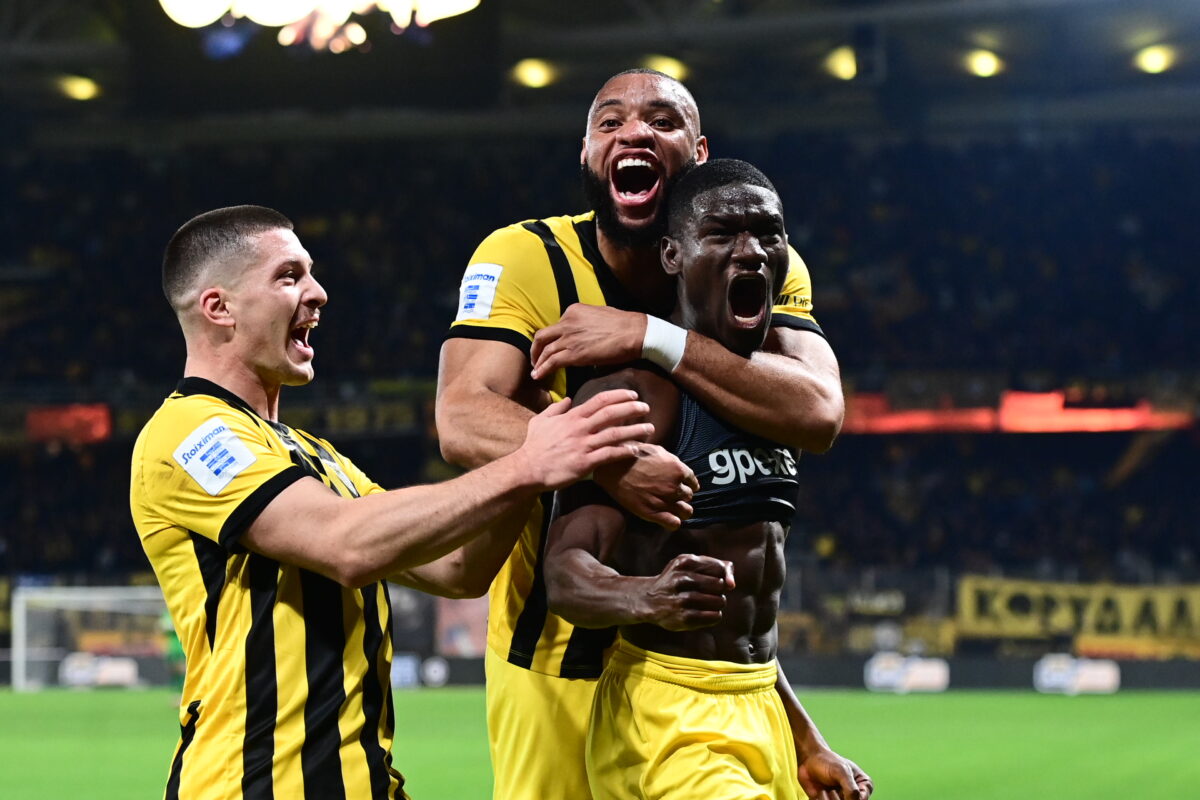 Ο Ζίνι πανηγυρίζει το γκολ του για την ΑΕΚ (ΓΙΩΡΓΟΣ ΜΑΤΘΑΙΟΣ