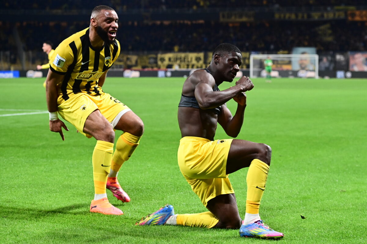 Ο Ζίνι πανηγυρίζει το γκολ του για την ΑΕΚ (ΓΙΩΡΓΟΣ ΜΑΤΘΑΙΟΣ