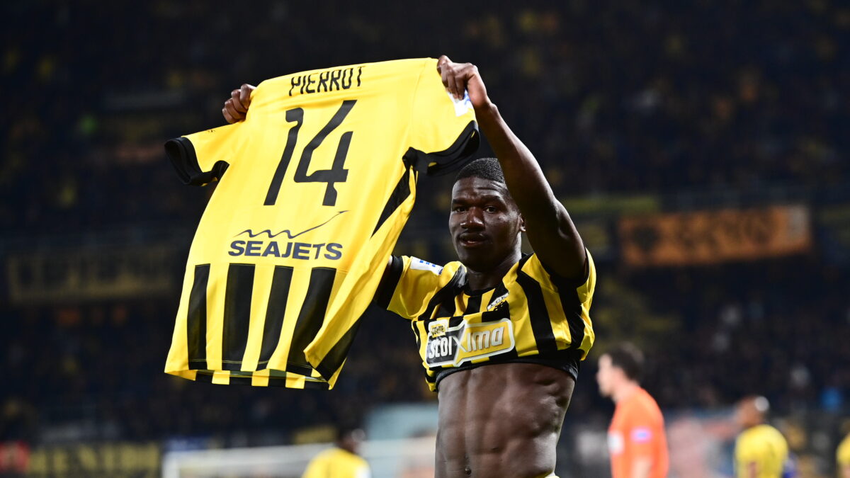 Ο Ζίνι με τη φανέλα του Πιερό στο ΑΕΚ - Άρης (ΓΙΩΡΓΟΣ ΜΑΤΘΑΙΟΣ